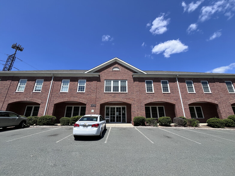 315-325 Winding River Ln, Charlottesville, VA for rent - Building Photo - Image 1 of 11