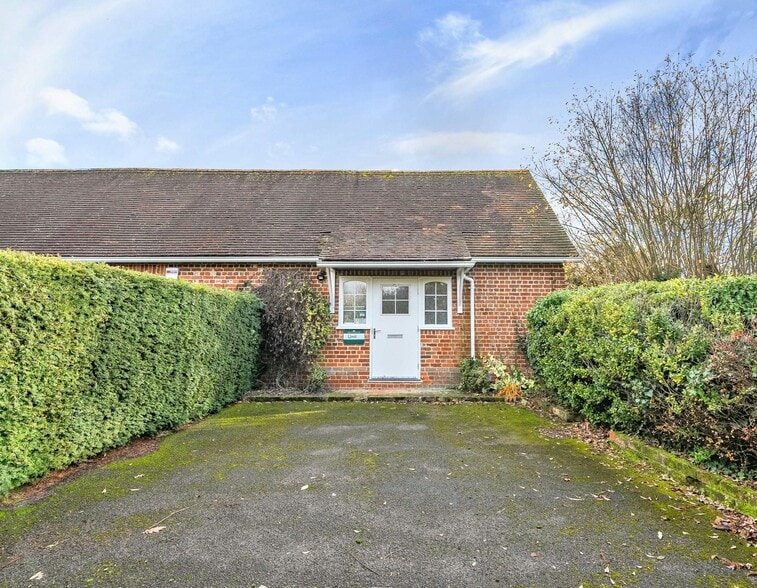 Castle End, Reading to rent - Building Photo - Image 2 of 11