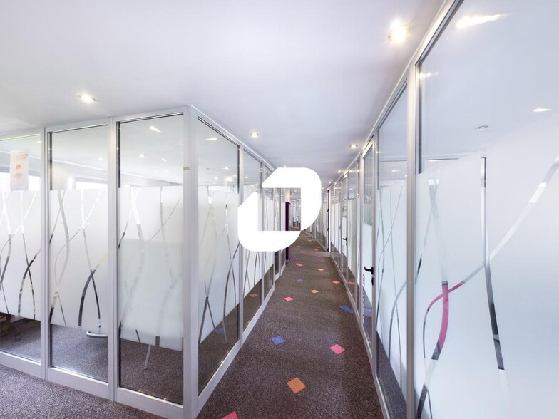 Office in Issy-les-Moulineaux to rent - Interior Photo - Image 2 of 2