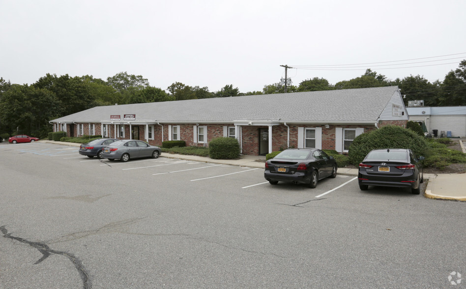 650 Hawkins Ave, Ronkonkoma, NY for rent - Building Photo - Image 1 of 4