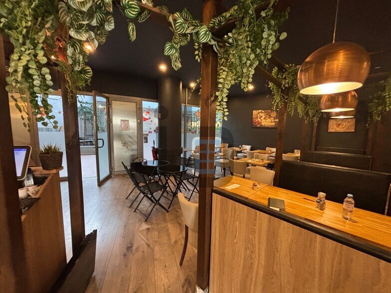 Retail in Nanterre to rent - Interior Photo - Image 2 of 8