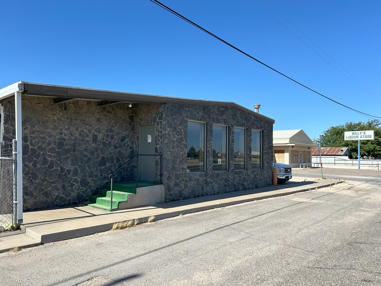 810 W Sealy Ave, Monahans, TX for rent - Building Photo - Image 1 of 32