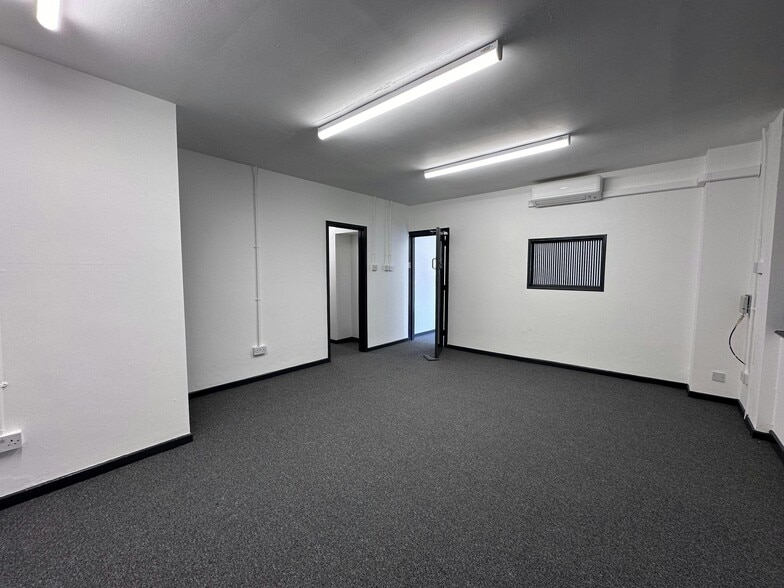 Summit Cres, Smethwick to rent - Building Photo - Image 3 of 8