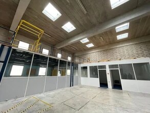 Light Industrial in Vitry-sur-Seine to rent Interior Photo- Image 1 of 3