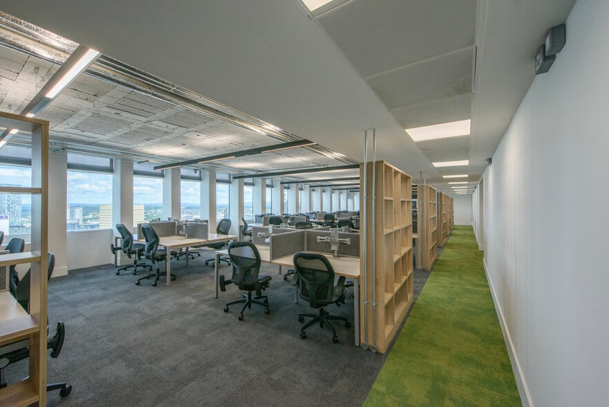 Piccadilly Plz, Manchester to rent - Building Photo - Image 3 of 6