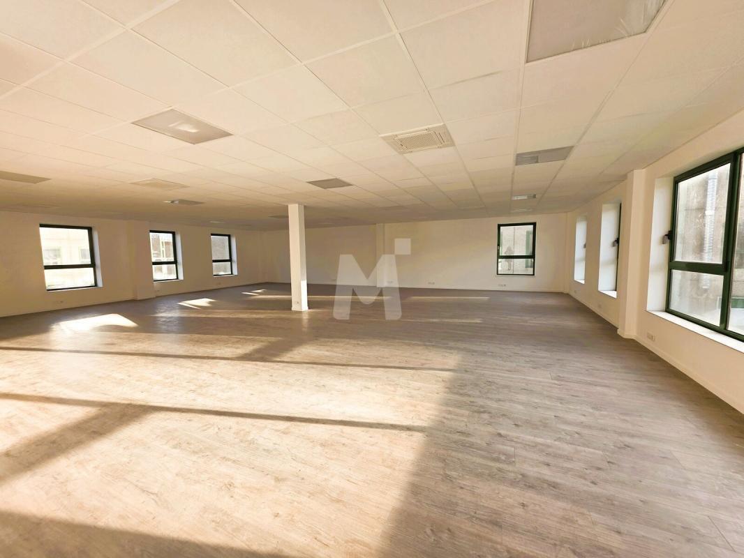 Office in Viry-Châtillon to rent Interior Photo- Image 1 of 7