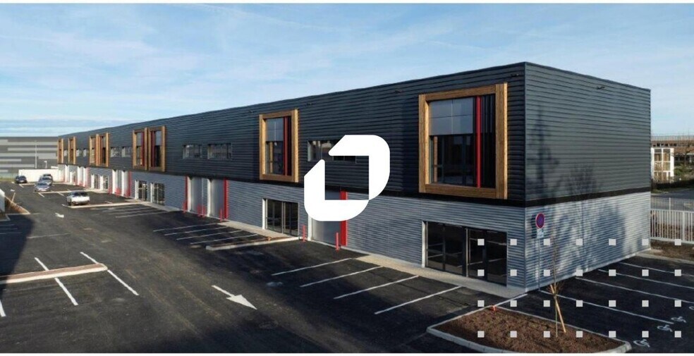 Light Industrial in Saint-Quentin-Fallavier to rent - Building Photo - Image 2 of 14
