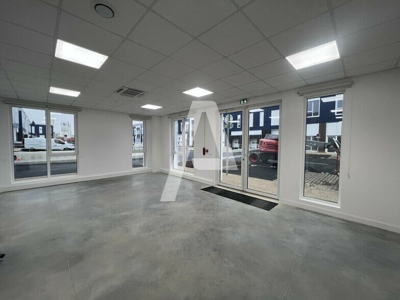 Industrial in Moissy-Cramayel to rent - Interior Photo - Image 2 of 5