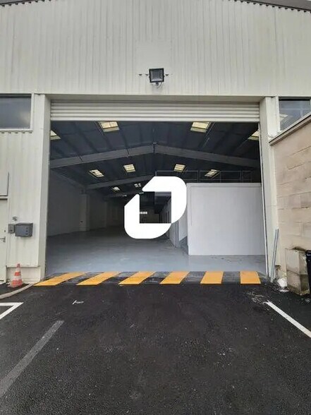 58 Quai De La Marine, L'ILE-SAINT-DENIS to rent - Primary Photo - Image 2 of 14