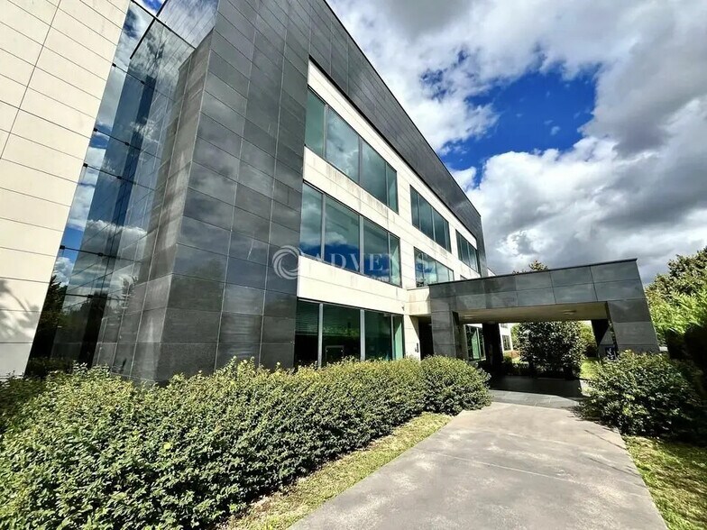 Office in Lieusaint to rent - Building Photo - Image 1 of 2