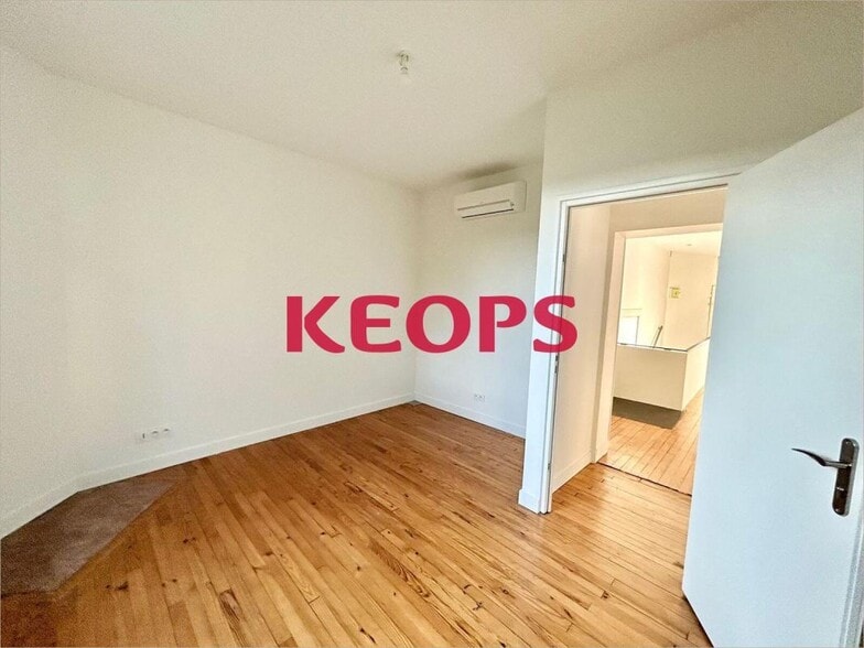 50 Route De Paris, Fenouillet to rent - Building Photo - Image 2 of 21