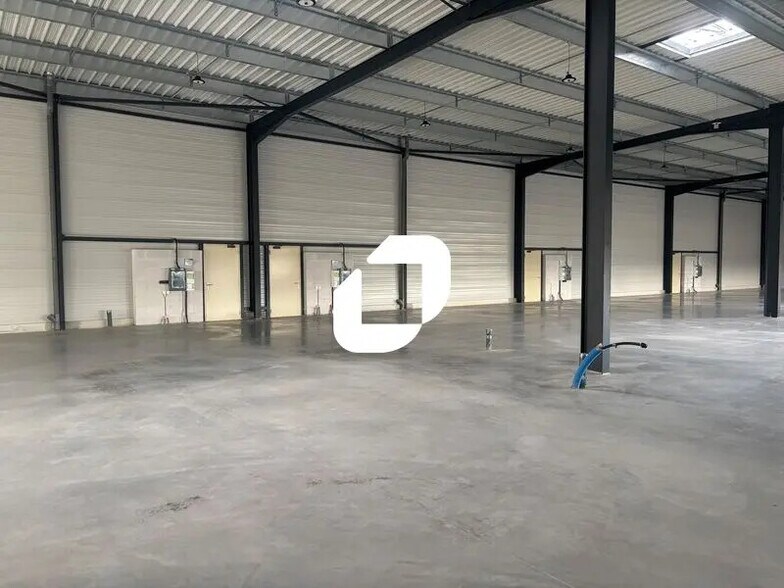 Light Industrial in Blanquefort to rent - Interior Photo - Image 2 of 8