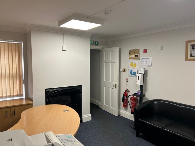 58 Guildford St, Chertsey to rent - Interior Photo - Image 2 of 8