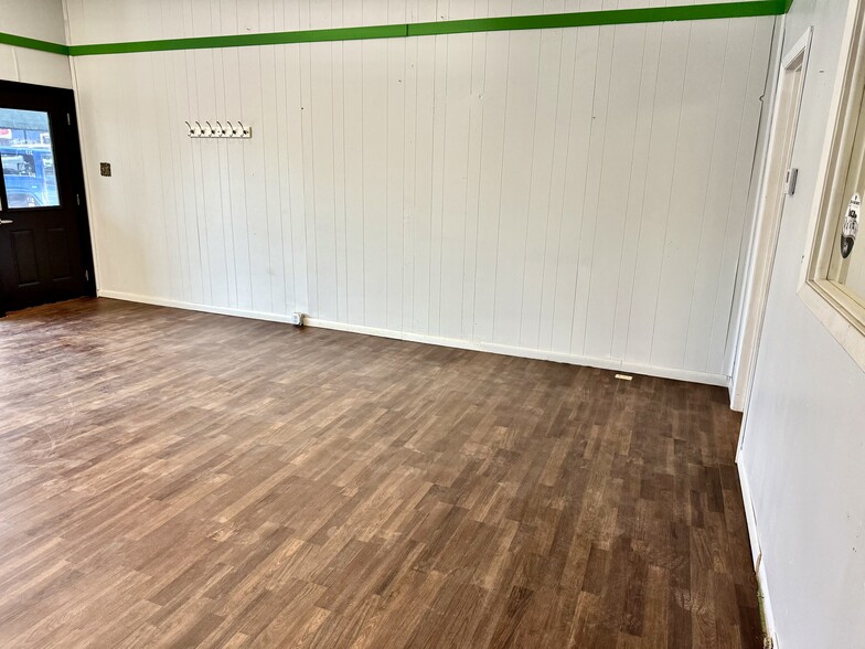 217 E Main St, Clinton, IL to rent - Building Photo - Image 3 of 15