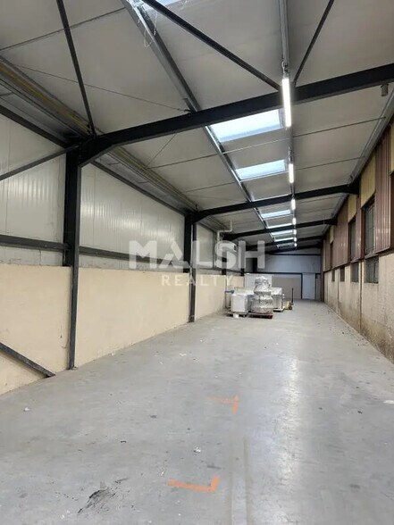 Light Industrial in Chassieu to rent - Interior Photo - Image 2 of 6
