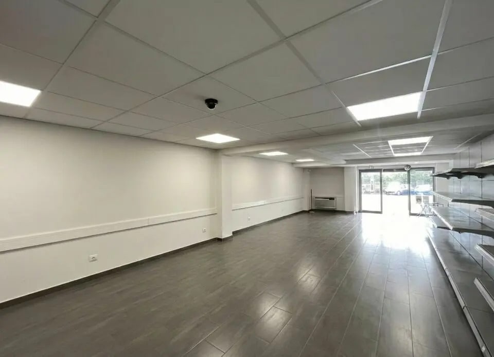Location Commerce 158 m² - Photo 1