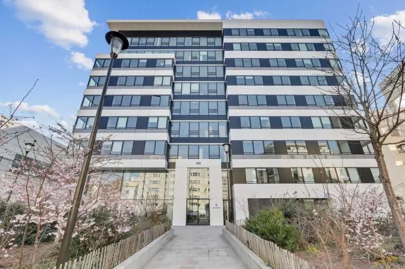 4 Place Du 8 Mai 1945, Levallois-Perret to rent Building Photo- Image 1 of 5