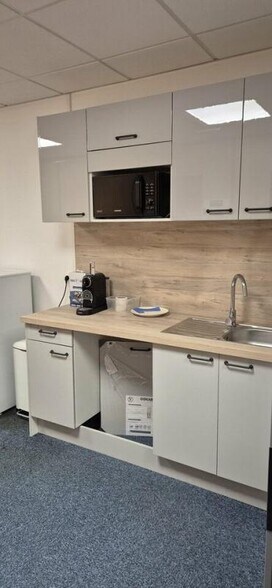 9 Rue Maryse Bastié, Bron to rent - Interior Photo - Image 3 of 5