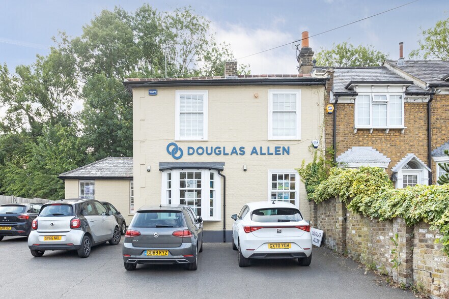 102 High Rd, Chigwell for sale - Primary Photo - Image 1 of 1