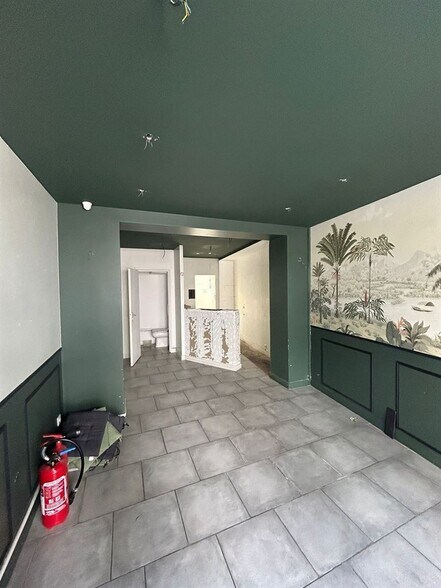 Retail in Paris to rent - Interior Photo - Image 1 of 6