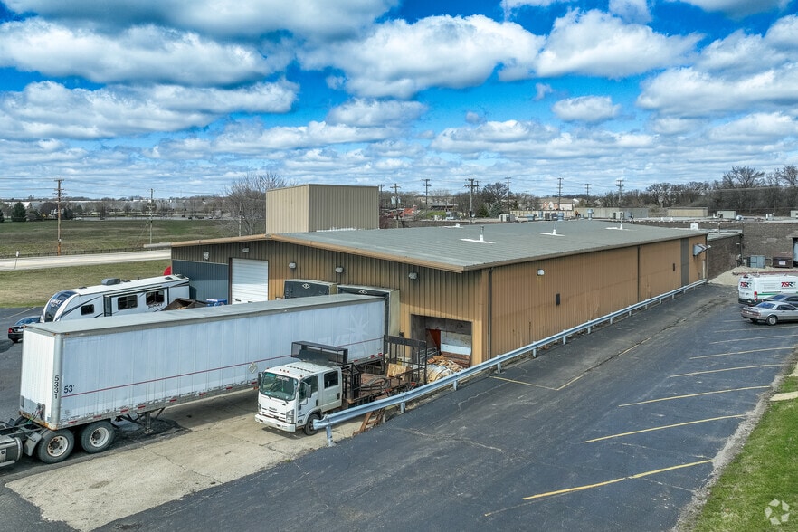 6704 Pingree Rd, Crystal Lake, IL to rent - Primary Photo - Image 2 of 80