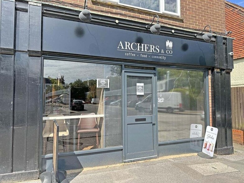 London Rd, Farnham to rent - Building Photo - Image 3 of 13