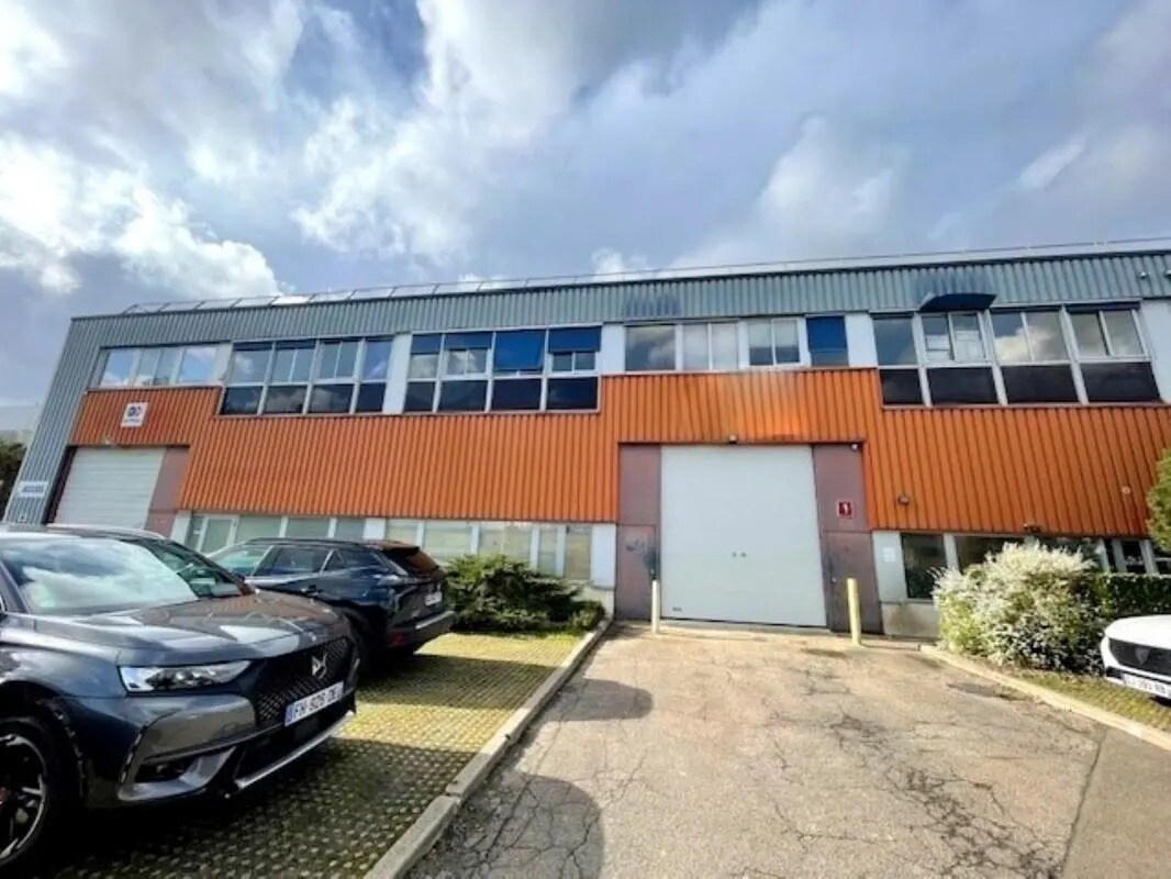 Light Industrial in Trappes to rent Building Photo- Image 1 of 13