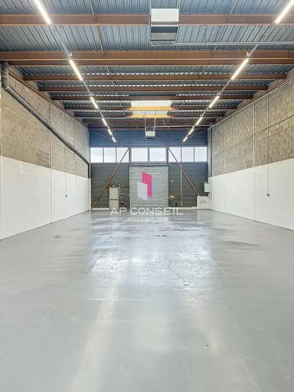 Light Industrial in Coignieres to rent Interior Photo- Image 1 of 5