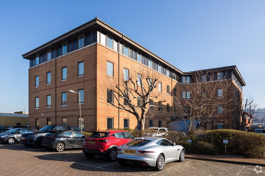 Sir Thomas Longley Rd, Rochester to rent - Building Photo - Image 2 of 2