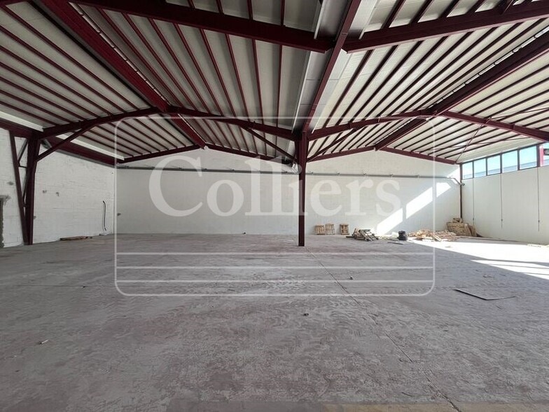 Light Industrial in Aubagne to rent - Interior Photo - Image 2 of 6