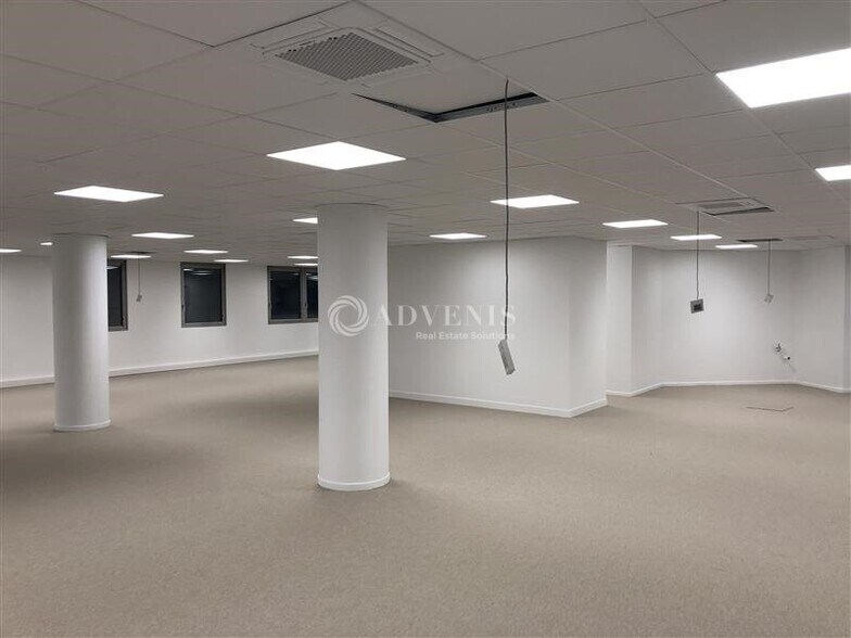15 Rue Joël Le Theule, Montigny-le-Bretonneux to rent - Interior Photo - Image 1 of 5
