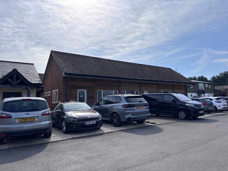 Winchester Rd, Fair Oak for sale - Building Photo - Image 1 of 1