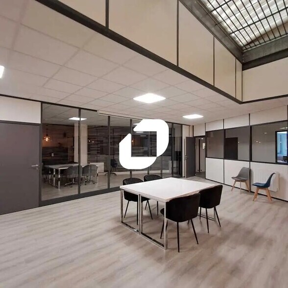 Light Industrial in Montigny-le-Bretonneux to rent - Interior Photo - Image 1 of 5