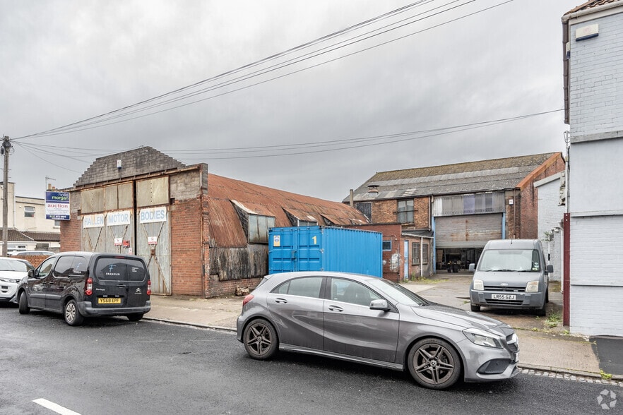 Collins St, Avonmouth to rent - Primary Photo - Image 1 of 2