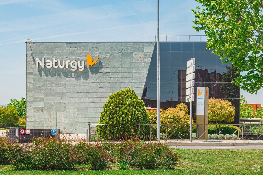 Avenida San Luis, 77, Madrid, Madrid to rent - Building Photo - Image 3 of 4