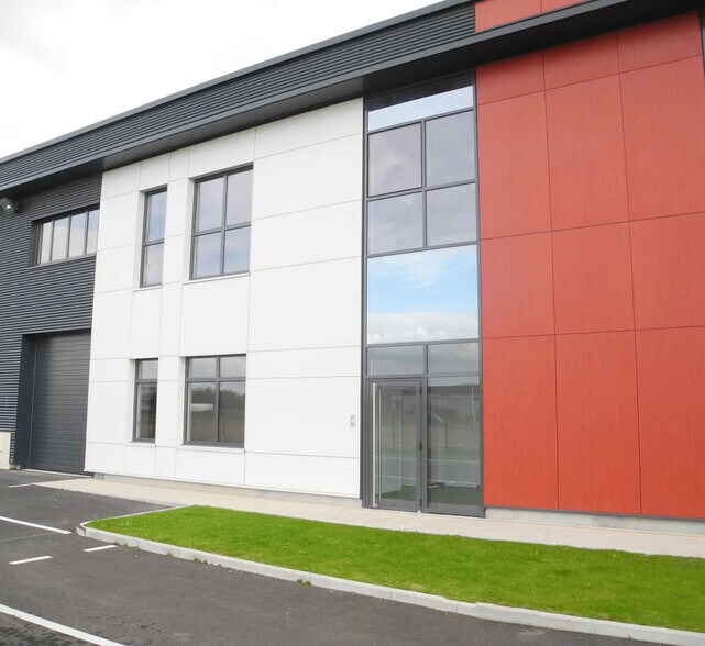 Light Industrial in Lieusaint to rent - Building Photo - Image 1 of 4