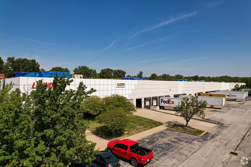 160-275 Corporate Woods Ct, Bridgeton, MO for rent - Building Photo - Image 2 of 4