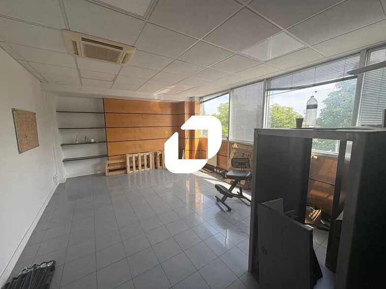 Office in Chatou to rent - Interior Photo - Image 2 of 4