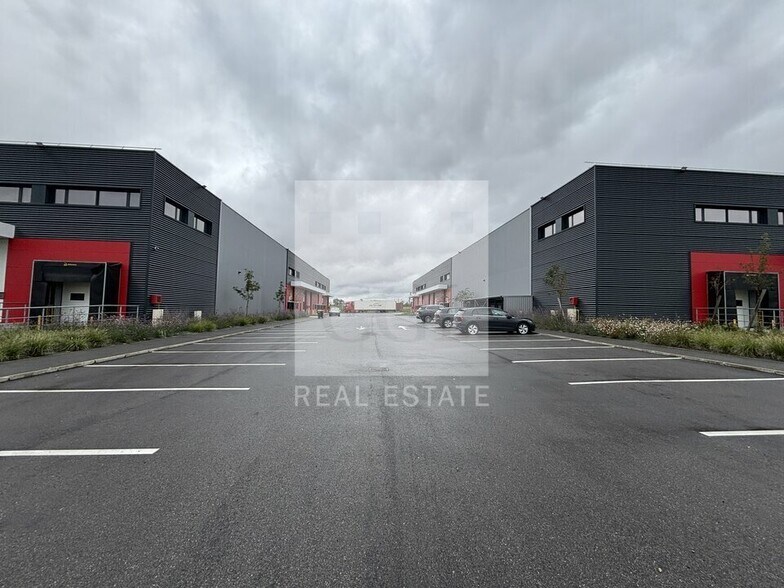 Light Industrial in Heyrieux to rent - Building Photo - Image 1 of 24