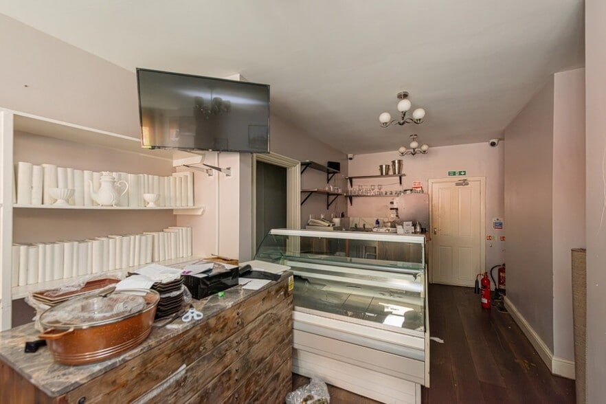 87 Parkhurst Rd, London to rent - Interior Photo - Image 3 of 4