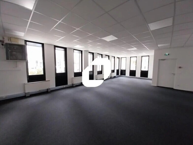 Office in Grenoble to rent - Interior Photo - Image 2 of 8