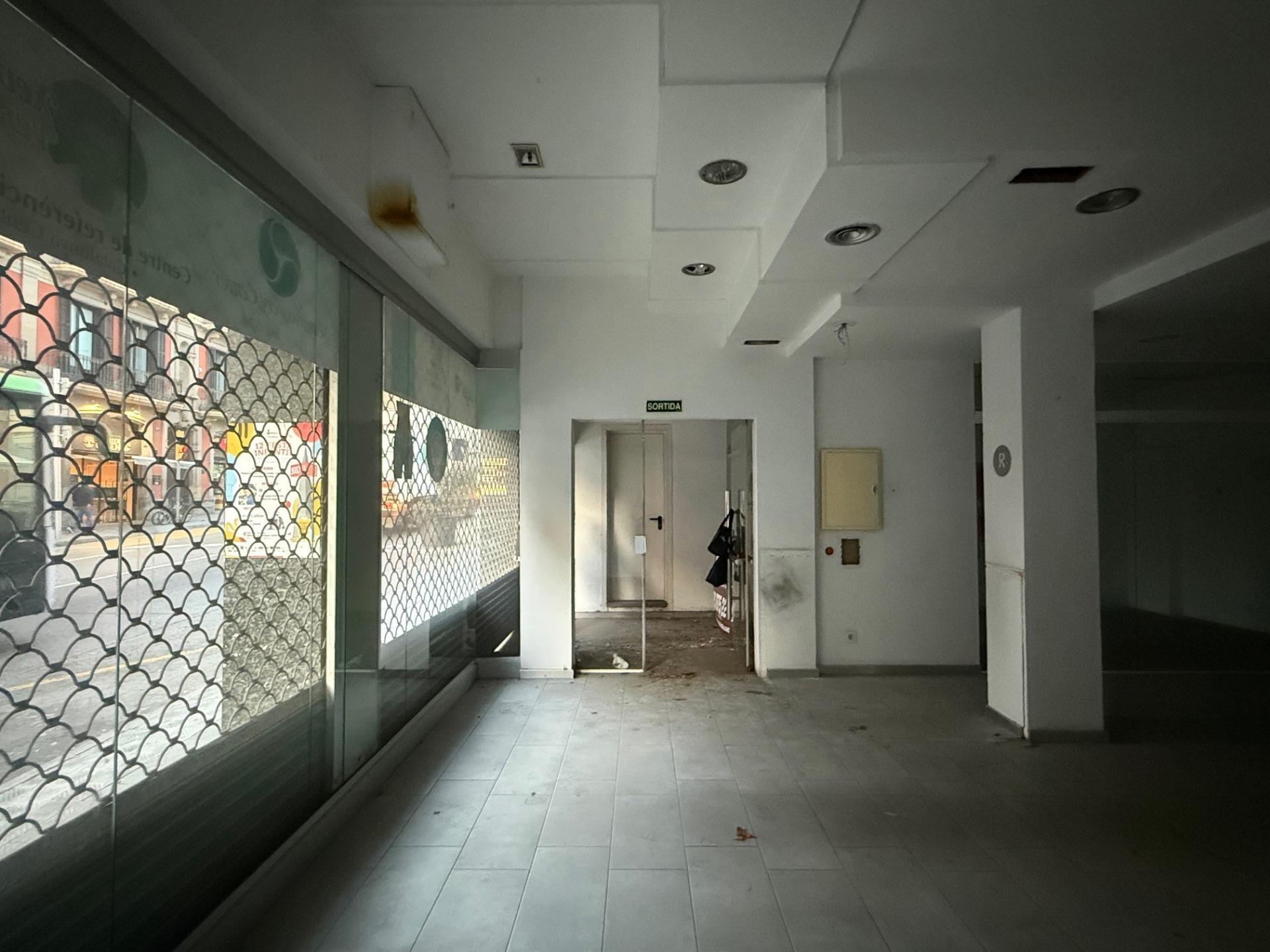 Retail in Manresa, Barcelona to rent Interior Photo- Image 1 of 2