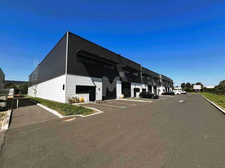 Light Industrial in Lieusaint to rent - Building Photo - Image 2 of 11