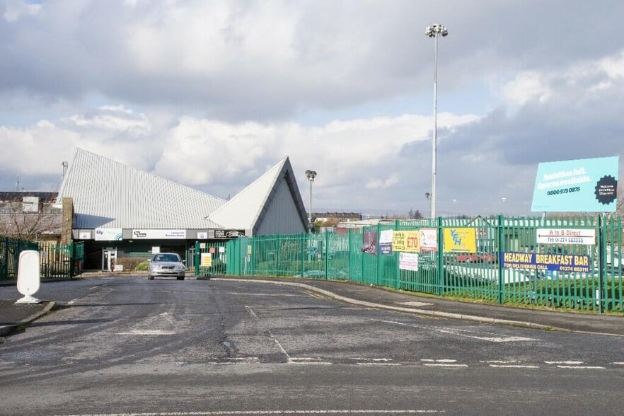 Knowles Hl, Bradford to rent - Building Photo - Image 2 of 4