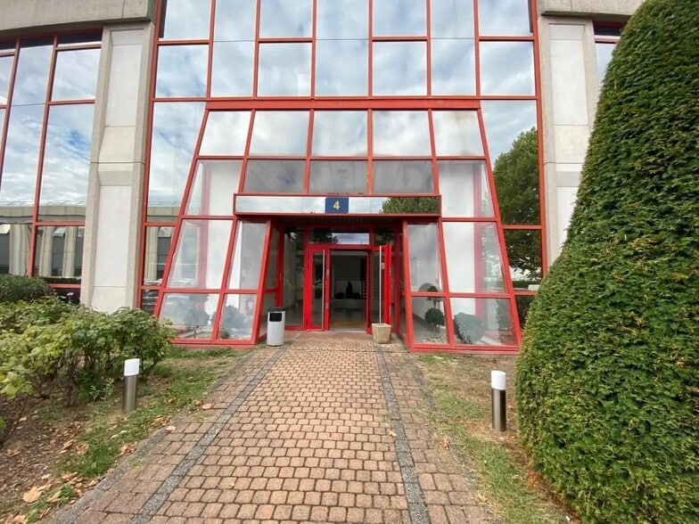 114 Avenue Louis Roche, Gennevilliers to rent - Building Photo - Image 2 of 7