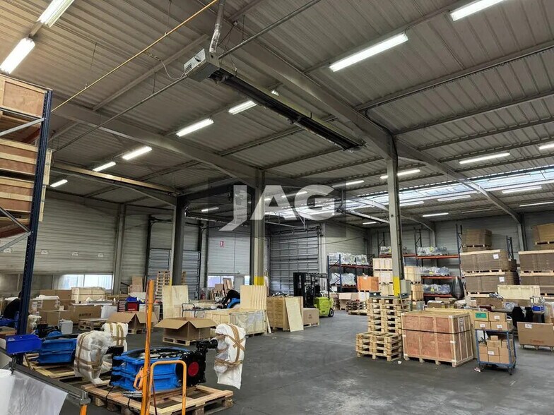 Office in Genas to rent - Building Photo - Image 3 of 6