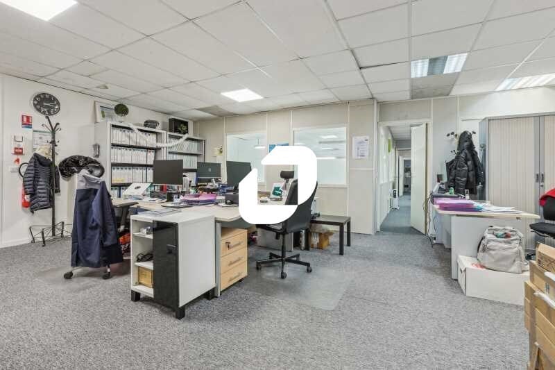 Light Industrial in Courbevoie to rent - Interior Photo - Image 2 of 20