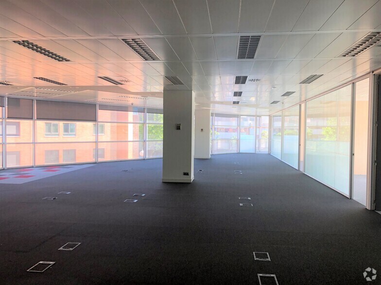 Calle de Anabel Segura, 10, Alcobendas, Madrid to rent - Building Photo - Image 2 of 14