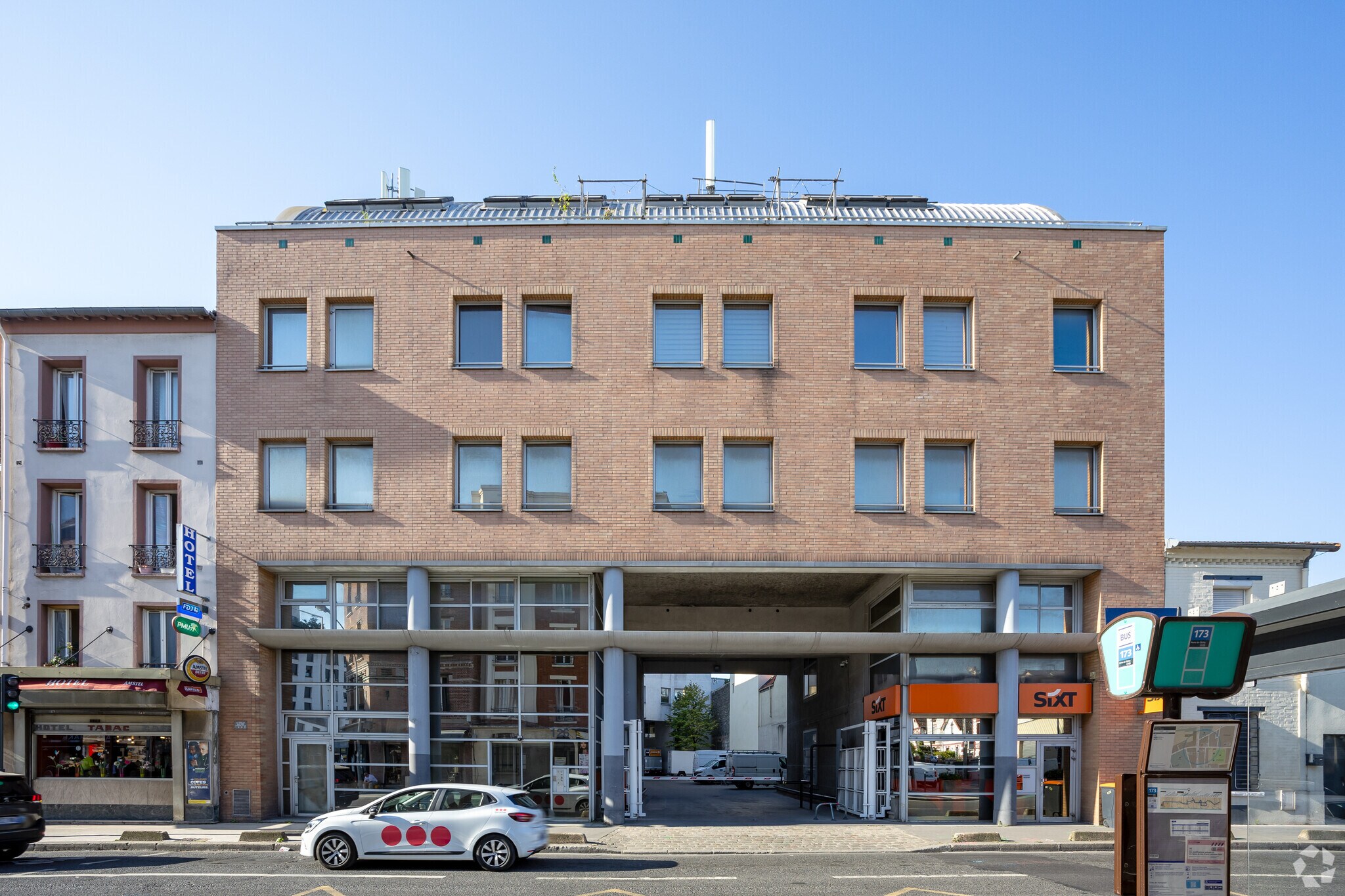 Office in Saint-Ouen-sur-Seine to rent Primary Photo- Image 1 of 19