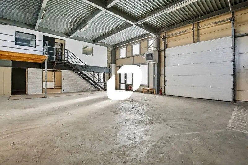 Light Industrial in Le Thillay to rent Building Photo- Image 1 of 19